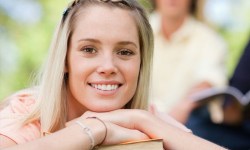 EDW ALLAZEI O TITLOS